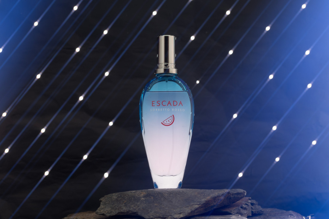 escada_03_bottle_top